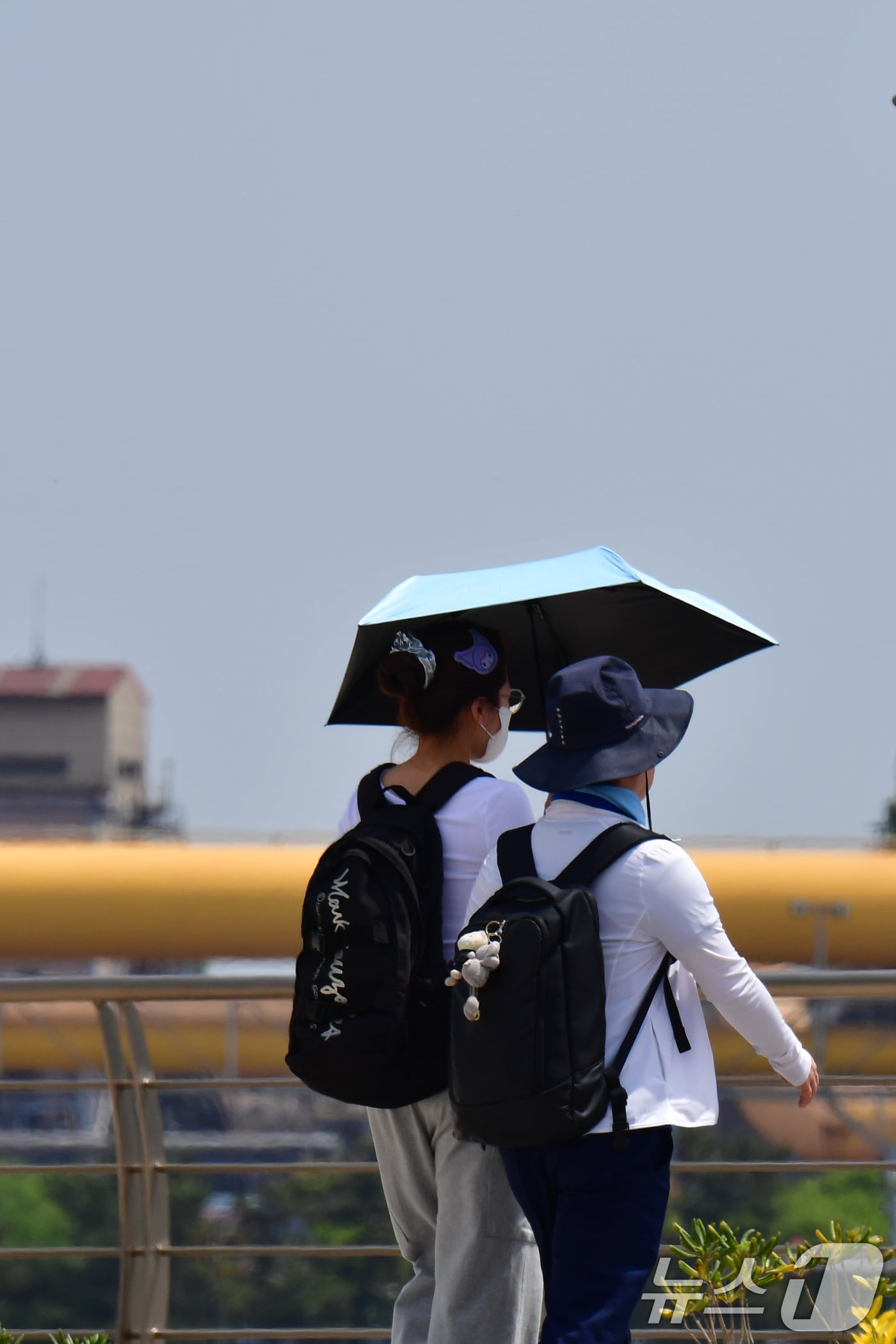 지난 26일 경북 포항시 송도해수욕장 해안길에서 양산을 쓴 관광객들이 걸어가고 있다. 2026.4.26 ⓒ 뉴스1 최창호 기자