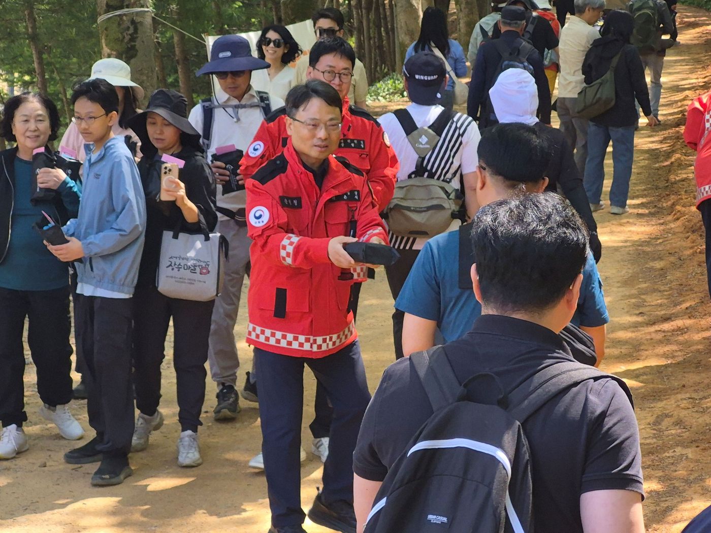 박은식 산림청장(가운데)이 대전 계족산에서 등산객을 대상으로 산불 예방 캠페인을 전개하고 있다.(산림청 제공. 재판매 및 DB금지)/뉴스1