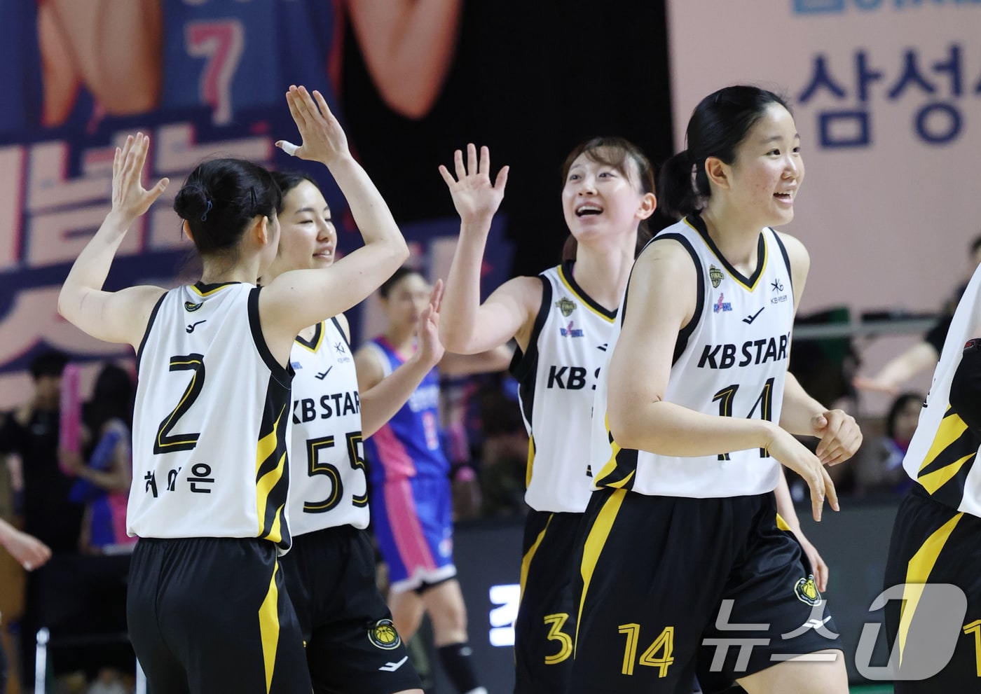 26일 경기 용인시 처인구 용인실내체육관에서 열린 'BNK 금융 2025-2026 여자프로농구 챔피언결정전 3차전' 용인 삼성생명 블루밍스와 청주 KB스타즈의 경기에서 KB스타즈 선수들이 득점 후 기뻐하고 있다. 2026.4.26 ⓒ 뉴스1 김영운 기자