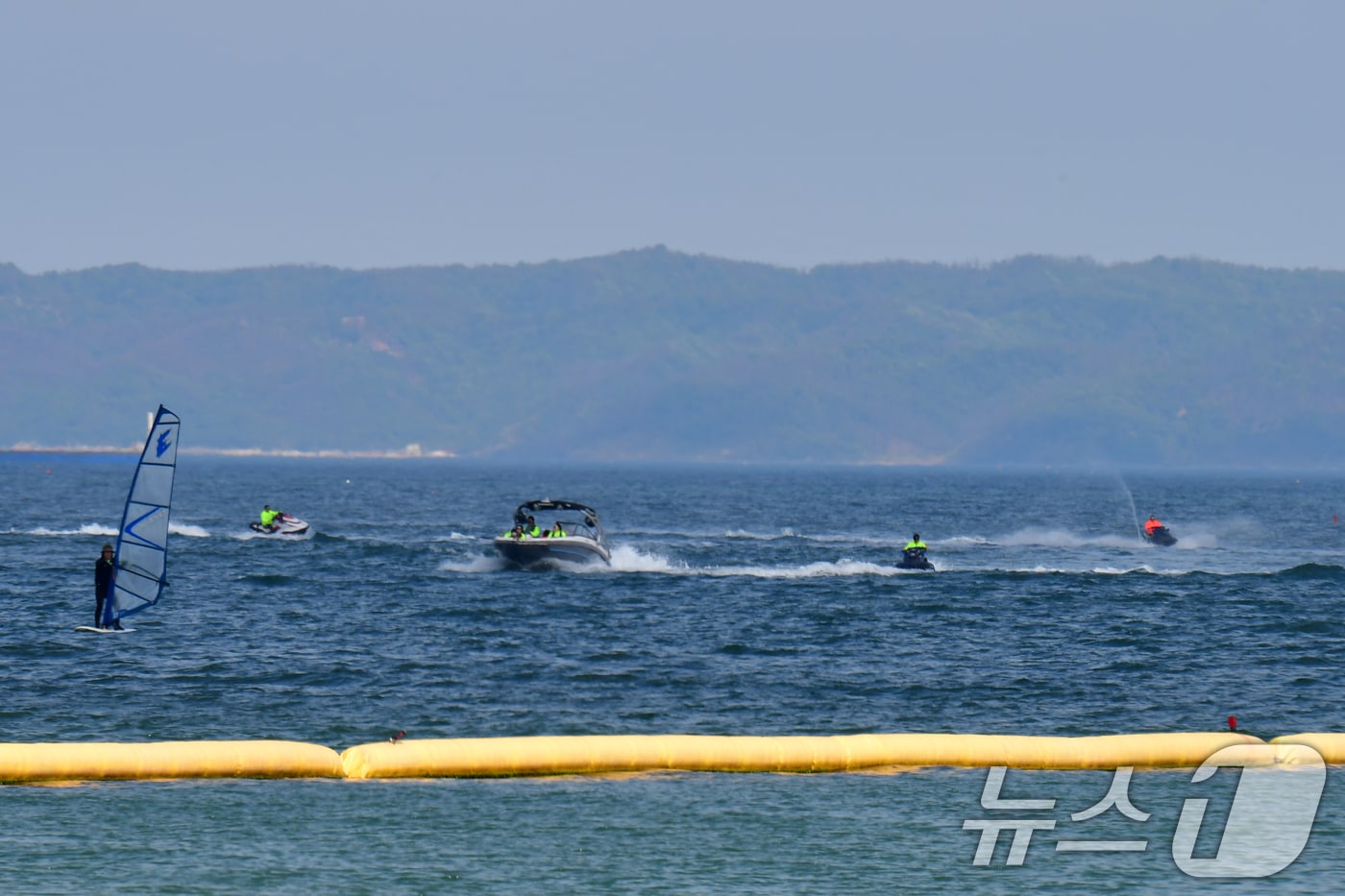 지난 26일 오후 경북 포항시 북구 영알대해수욕장에서 수상오토바이와 제트보트가 파도를 가르며 달리고 있다. 2026.4.26 ⓒ 뉴스1 최창호 기자