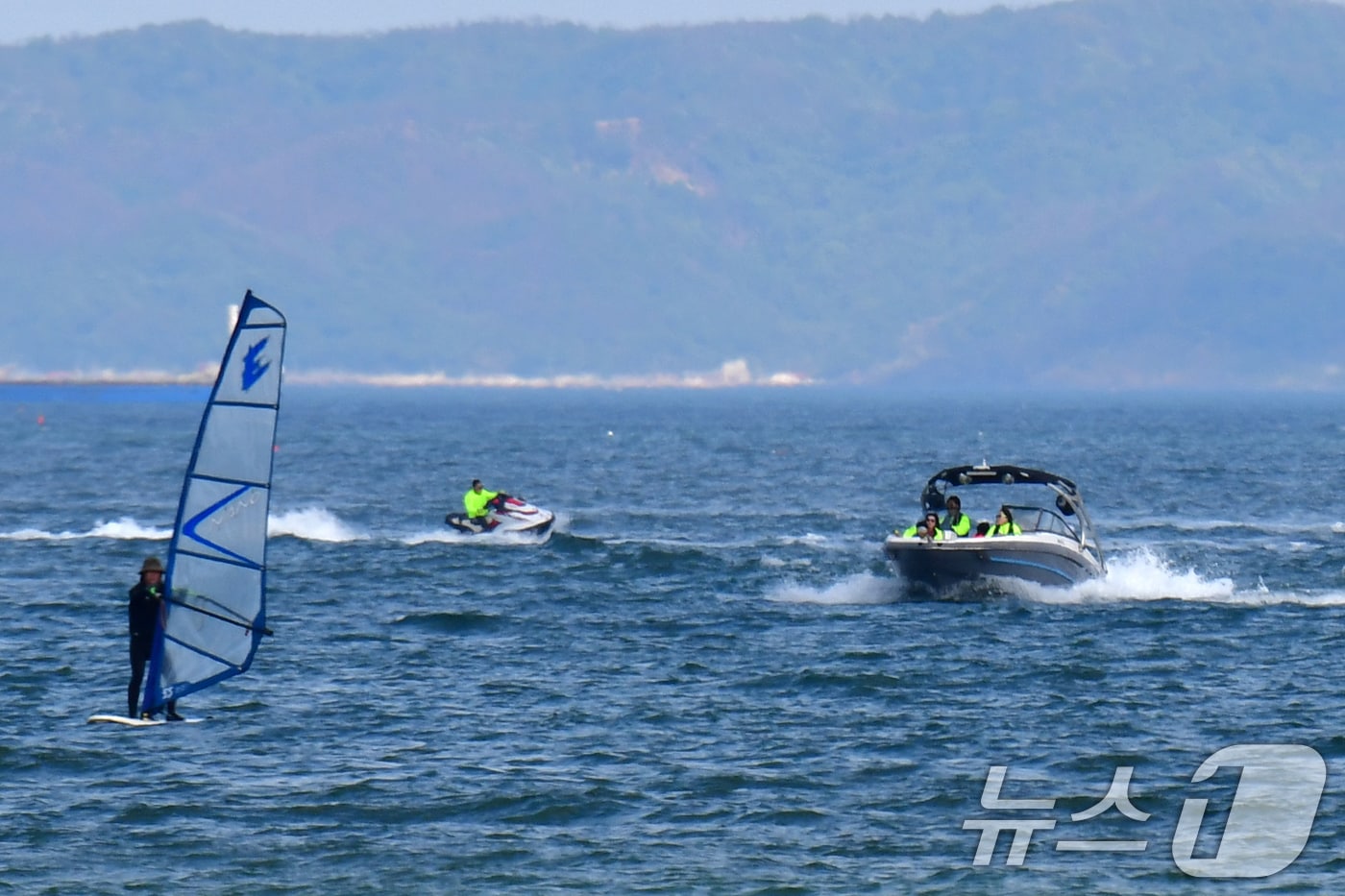 26일 오후 경북 포항시 북구 영알대해수욕장에서 수상오토바이와 제트보트가 파도를 가르며 달리고 있다. 2026.4.26 ⓒ 뉴스1 최창호 기자