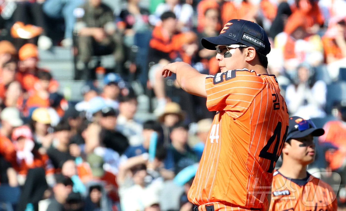 26일 대전 한화생명볼파크에서 열린 2026 신한 SOL KBO리그 NC 다이노스와 한화 이글스의 경기에서 한화 김서현이 7회초 NC 안중열에게 역전 2점 홈런을 맞으며 아쉬운 표정을 짓고 있다. 2026.4.26 ⓒ 뉴스1 김기남 기자