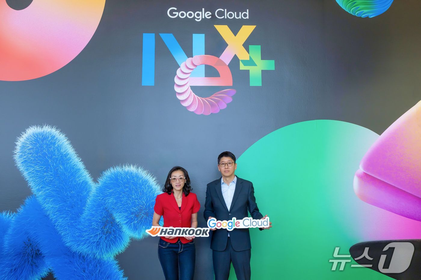 김성진 한국앤컴퍼니그룹 디지털전략실장(오른쪽)과 루스 선 구글 클라우드 코리아 지사장이 지난 22일(현지시간) 미국 라스베이거스에서 열린 ‘구글 클라우드 넥스트 2026’에서 협력을 기념해 포즈를 취하고 있다.(한국앤컴퍼니 제공) 
