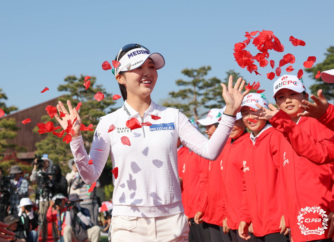 이예원이 26일 충북 충주 킹스데일 골프클럽에서 열린 한국여자프로골프(KLPGA) 투어 덕신EPC 챔피언십에서 우승을 차지, 기념 촬영을 하고 있다. (KLPGA 제공. 재판매 및 DB 금지) 2026.4.26 ⓒ 뉴스1