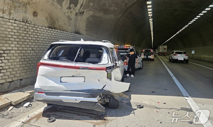 26일 낮 12시 10분쯤 경북 문경시 마성면 신현리 중부내륙고속도로 양평 방향 진남터널 입구에서 차량 정체로 서행하던 RV차량을 뒤따르면 SUV가 추돌해 출동대가 사고를 수습하고 있다.(경북소방본부 제공. 재판매 및 DB 금지)2026.4.27/뉴스1