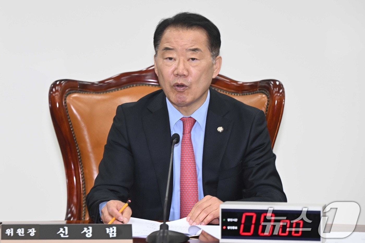 신성범 국회 정보위원회 위원장이 27일 서울 여의도 국회에서 국민의힘 주도로 열린 정보위원회 전체회의에서 발언하고 있다. 2026.4.27 ⓒ 뉴스1 국회사진기자단