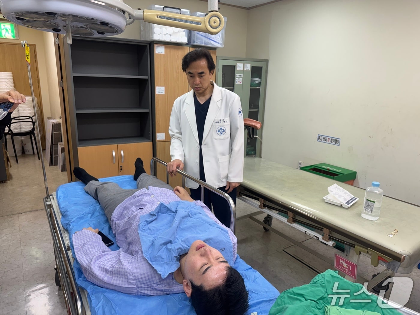 정치인 향한 '커피 테러', 갈수록 험악해지는 선거판