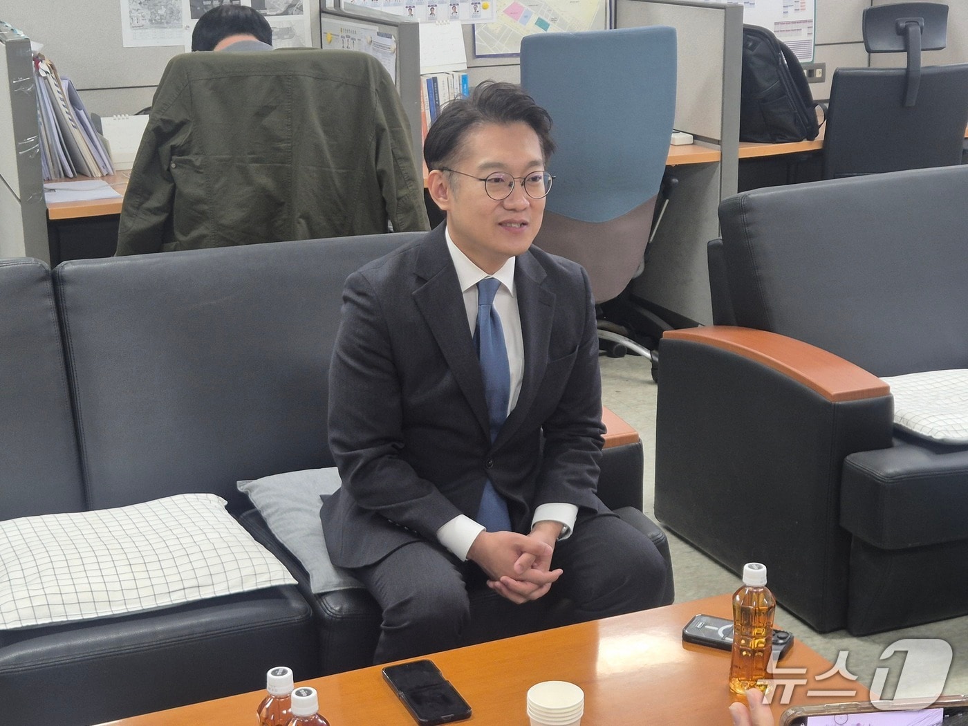 김남준 전 청와대 대변인이 27일 인천시청 기자실에서 계양을 보궐선거 출마 관련한 자신의 입장을 밝히고 있다./뉴스1