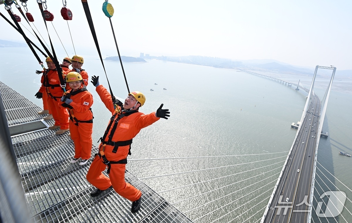 유정복 인천시장이 지난달 25일 청라하늘대교에서 관계자들과 개장을 앞둔 관광시설을 점검하고 있다. (인천시 제공.재판매 및 DB금지)