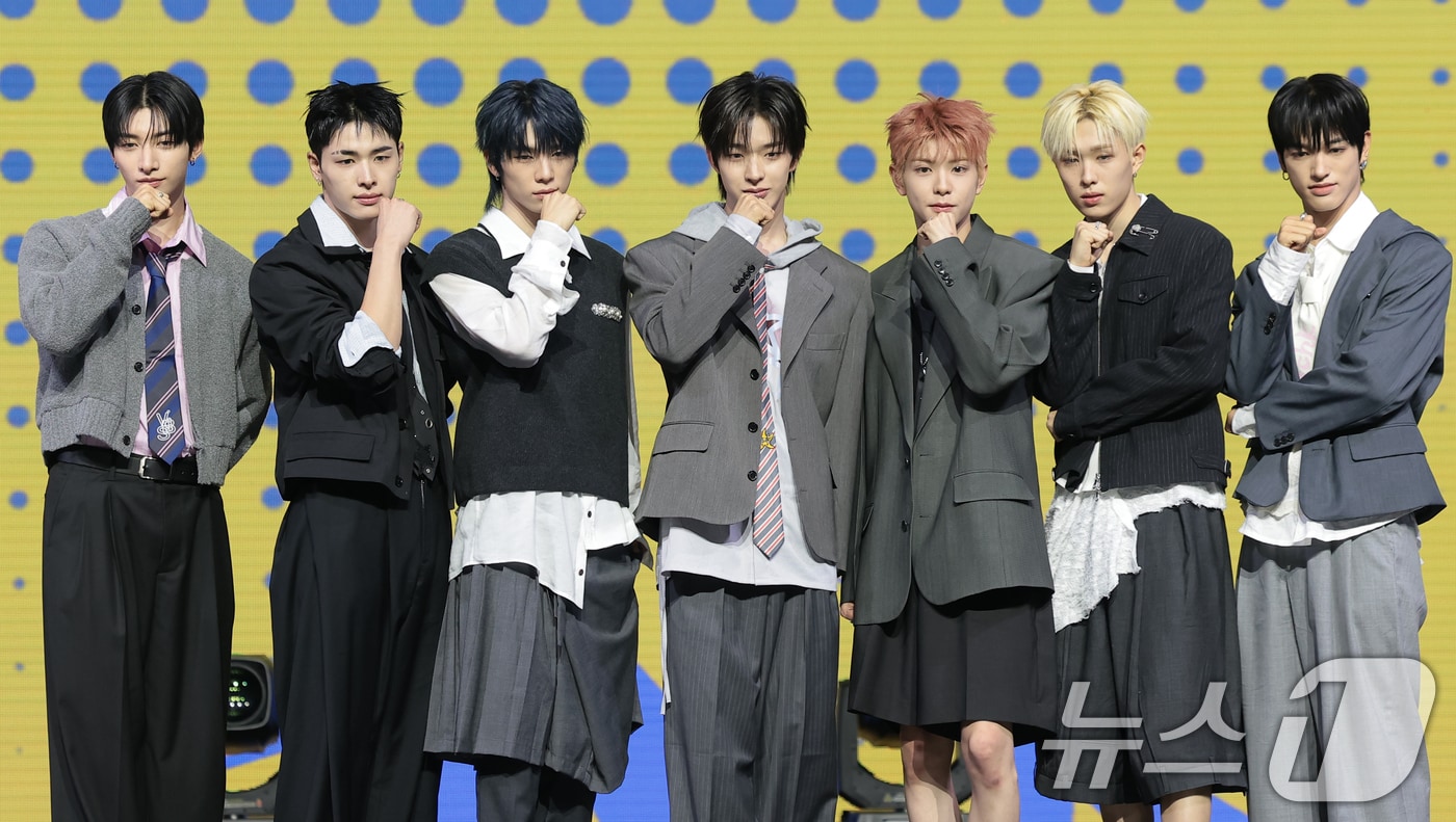 그룹 NEXZ(넥스지) 유우(왼쪽부터)와 하루, 소건, 토모야, 유키, 휴이, 세이타가 27일 서울 용산구 한남동 블루스퀘어에서 가진 싱글 2집 'Mmchk(음츠크)' 쇼케이스에서 포즈를 취하고 있다. 2026.4.27 ⓒ 뉴스1 권현진 기자