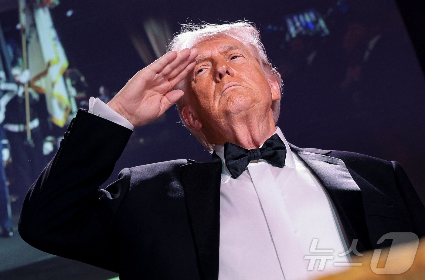 도널드 트럼프 미국 대통령이 지난 25일(현지시각) 미국 워싱턴 D.C.에서 열린 백악관 출입기자단 연례 만찬에서 거수경례를 하고 있다. 2026. 04. 26 ⓒ 로이터=뉴스1