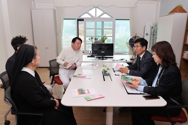 윤건영 충북교육감이 27일 중장기 대안교육 기관을 찾아 관계자들과 이야기를 나누고 있다.(충북교육청 제공. 재판매 및 DB금지)