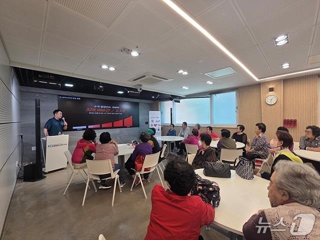 대전동부경찰서 판암파출소 고령층 대상 보이스피싱 예방교육(대전경찰청 제공) /뉴스1