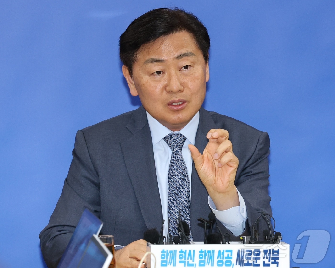 김관영 전북특별자치도지사가 27일 전북 전주시 전북특별자치도청 기자실에서 2차 종합특검 관련 질의에 답변을 하고 있다. 2026.4.27 ⓒ 뉴스1 유경석 기자