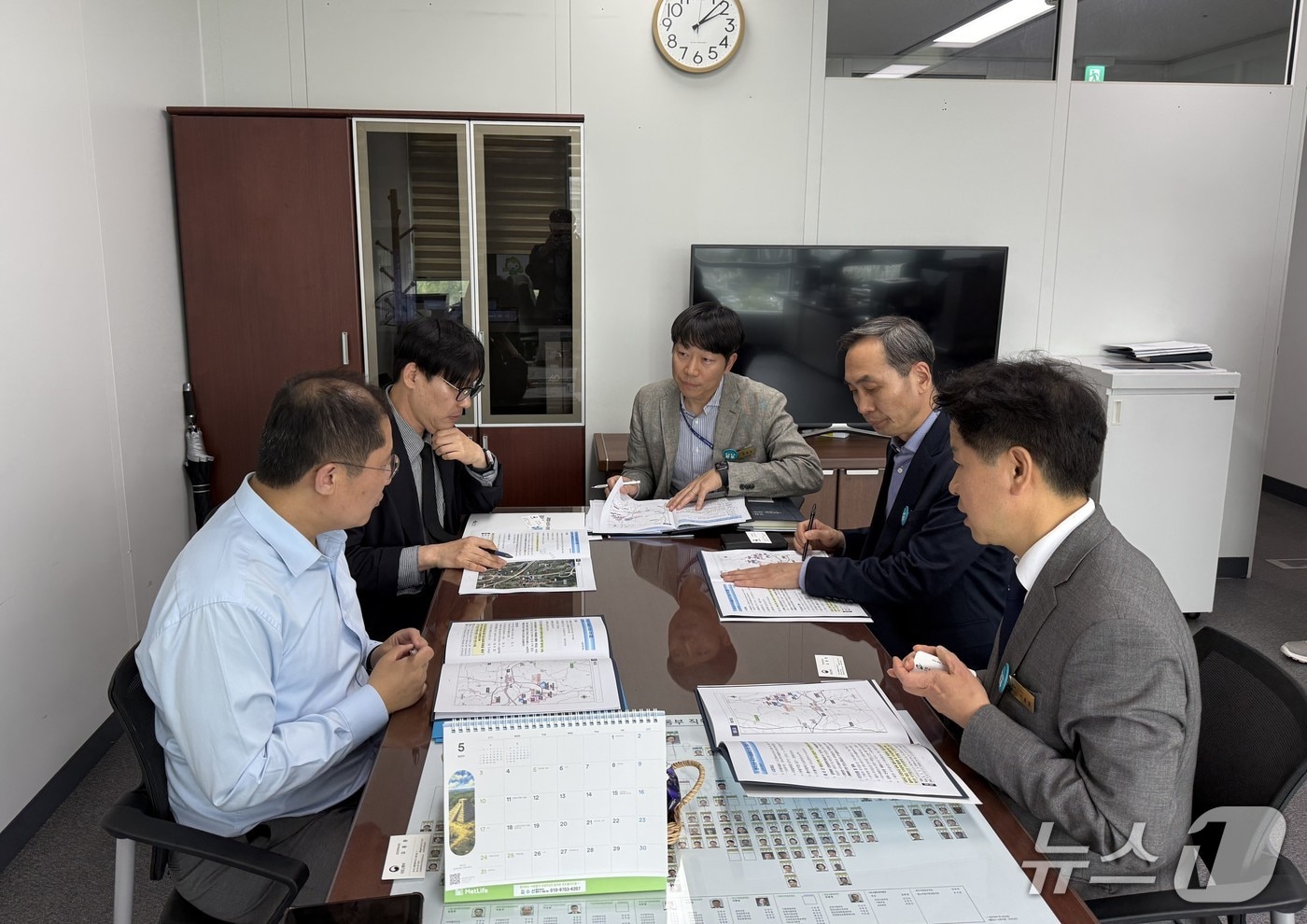 완주군은 27일 이종훈 군수 권한대행과 기획예산실장 등 실무진이 정부세종청사를 방문해 예산 확보 활동을 펼쳤다고 밝혔다.(완주군 제공. 재판매 및 DB금지)2026.4.27/뉴스1