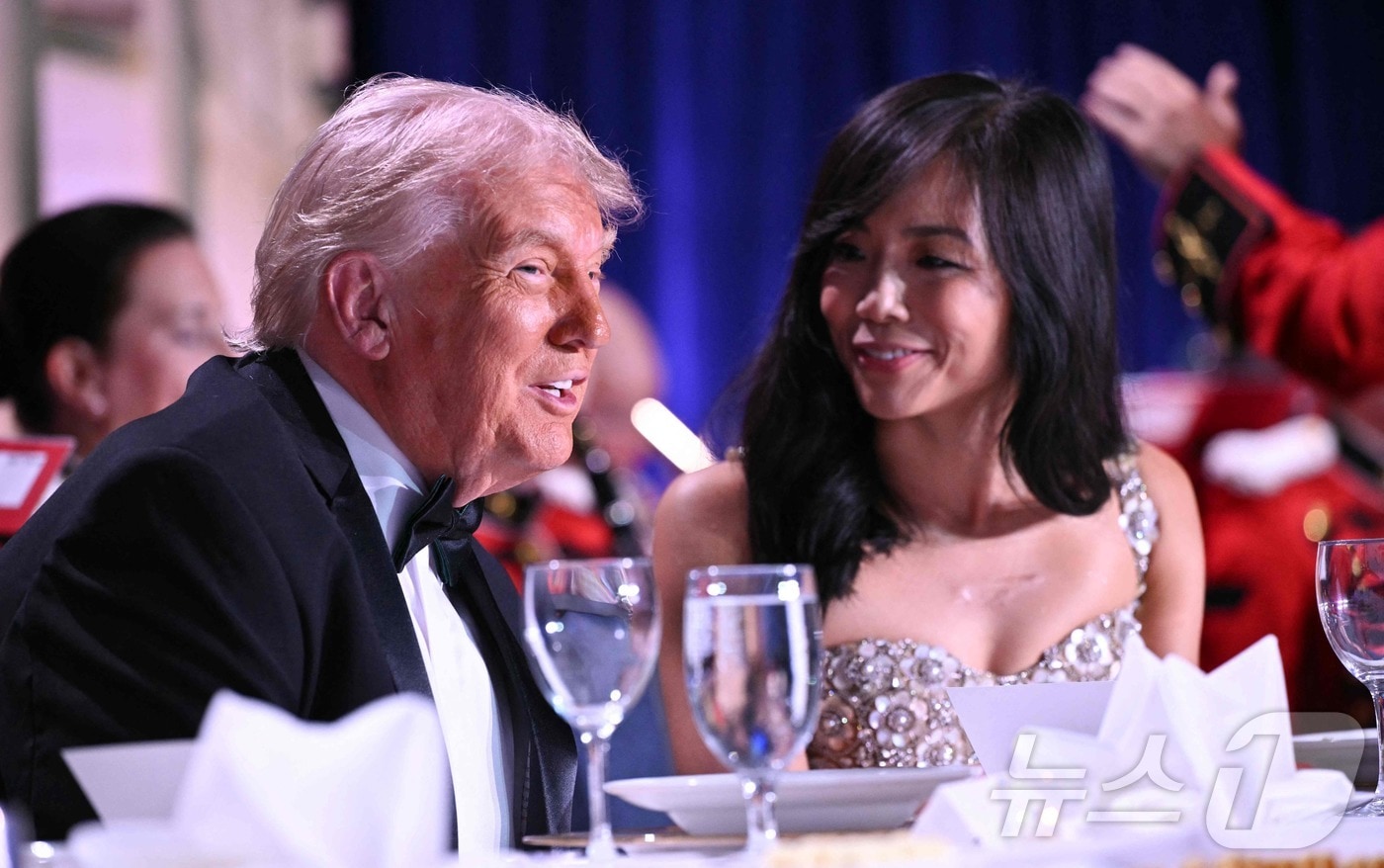도널드 트럼프 미국 대통령(왼쪽)과 CBS 뉴스 백악관 출입기자인 장 웨이자 기자가 25일(현지시간) 워싱턴DC 워싱턴 힐튼에서 열린 백악관 특파원 만찬에 참석하고 있다. 2026.4.25 ⓒ AFP=뉴스1