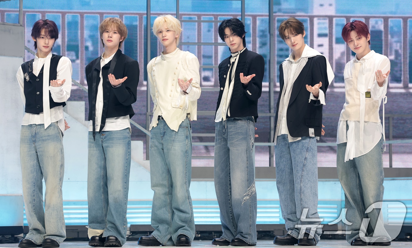그룹 투어스(TWS) 한진(왼쪽부터)과 경민, 신유, 도훈, 영재, 지훈 2026.4.27 ⓒ 뉴스1 권현진 기자