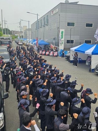 민주노총 화물연대가 27일 CU 진천물류센터 앞에서 약식 집회를 진행하고 있다(화물연대 제공. 재판매 및 DB금지). 2026.4.27