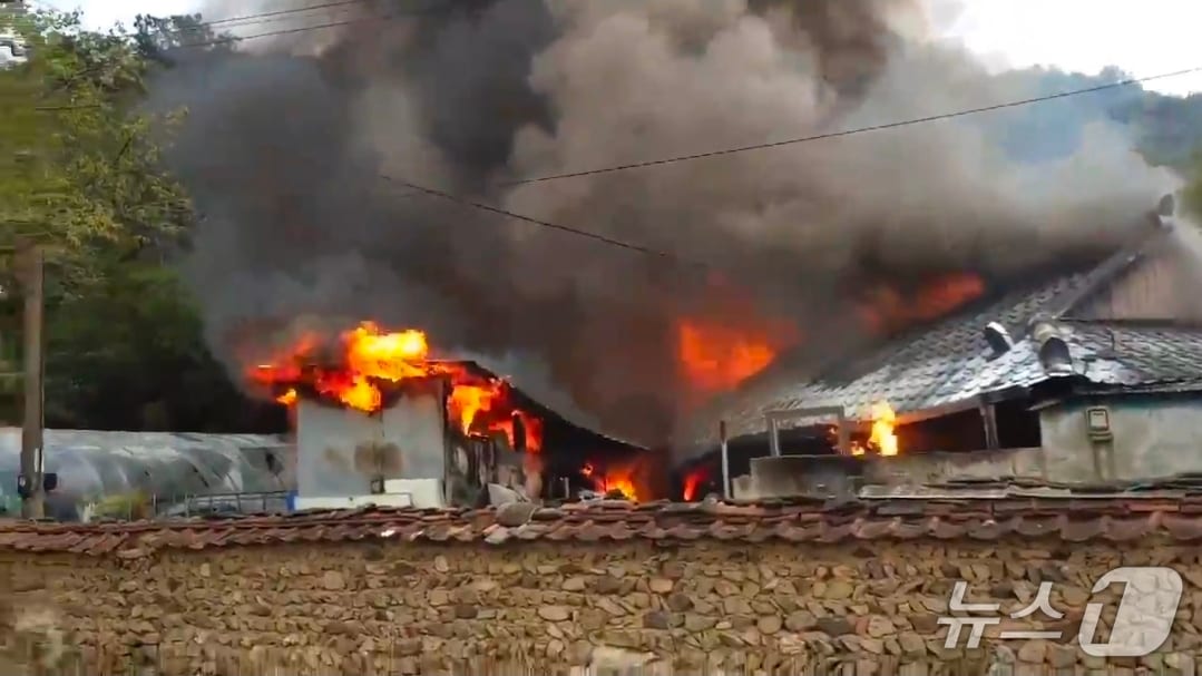 27일 전남 곡성군 한 주택에 불이 난 모습.(사진=전남소방본부 제공. 재판매 및 DB 금지)