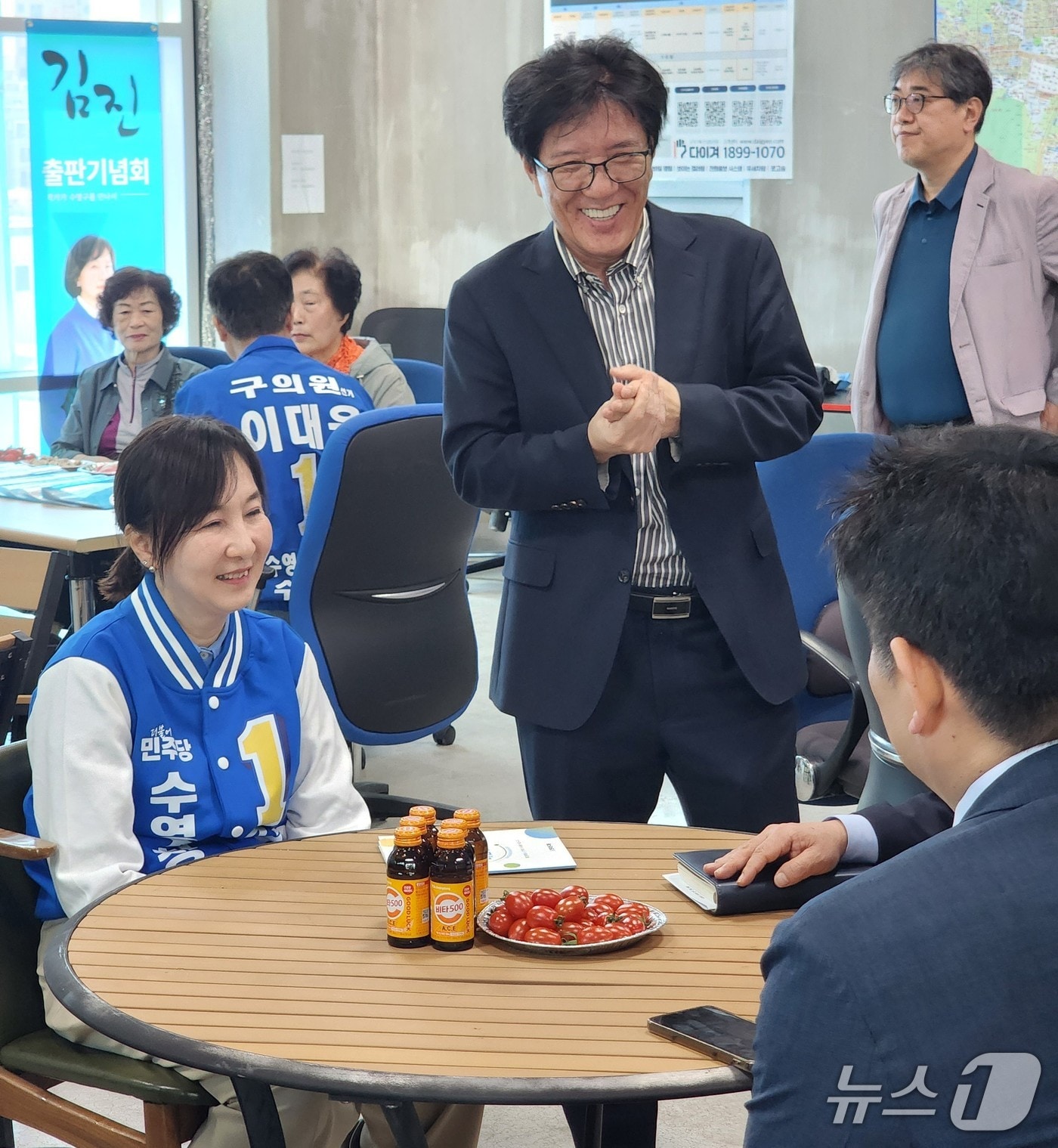 김진 후보(왼쪽)가 선거사무소 개소식 참석자들과 이야기를 나누고 있다.(김진 후보 측 제공. 재판매 및 DB금지)