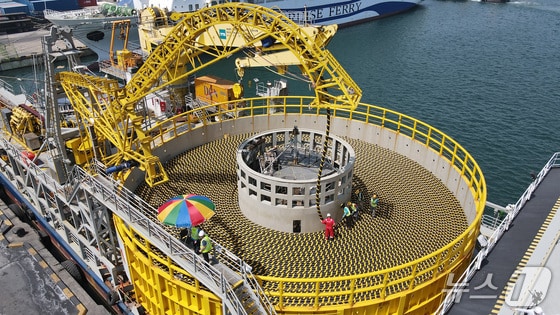 LS전선이 강원도 동해시 동해항에서 해저케이블을 선적하고 있다.(LS전선 제공)/뉴스1