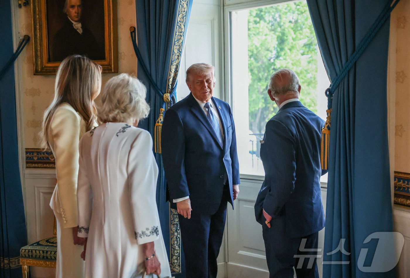 도널드 트럼프 미국 대통령 부부가 27일(현지시간) 워싱턴DC 백악관을 찾은 찰스 3세 영국 국왕 부부와 대화하고 있다. 2026.4.27. ⓒ 로이터=뉴스1