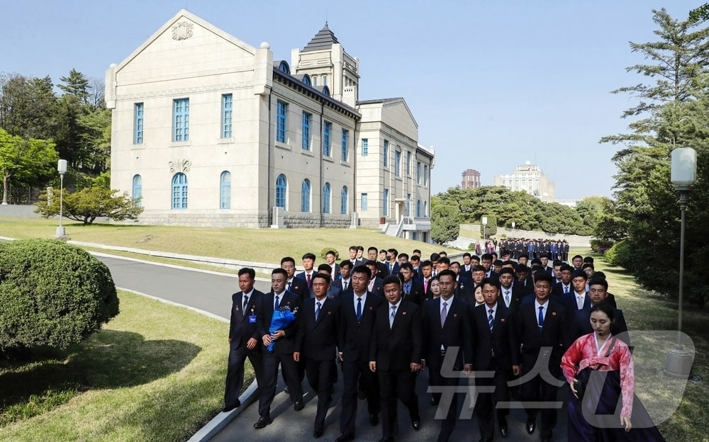 (평양 노동신문=뉴스1) = 북한 노동당 기관지 노동신문은 28일 사회주의애국청년동맹 제11차 대회 참가자들이 기록영화 시청과 영상문헌 학습, 당 창건 사적관·조선혁명박물관 등 주요 사적지 참관을 포함한 정치문화사업을 진행했다고 보도했다. [국내에서만 사용가능. 재배포 금지. DB 금지. For Use Only in the Republic of Korea. Redistribution Prohibited] rodongphoto@news1.kr