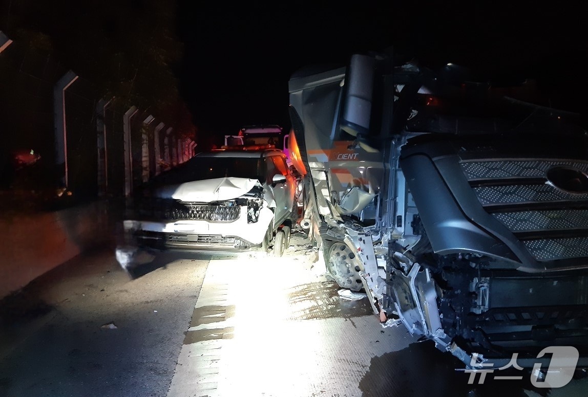 27일 경북 구미시 도개면 상주영천고속도로에서 1차 추돌사고 여파로 2차 5중 추돌사고가 발생해 구조 당국이 현장을 수습하고 있다.(경북소방본부 제공. 재판매 및 DB 금지)2026.4.28/뉴스1