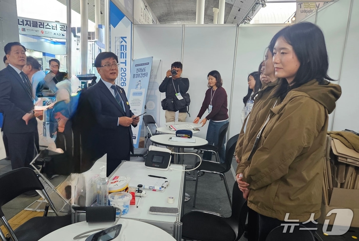 김성환 기후에너지환경부 장관이 전라남도환경보건센터 홍보부스를 방문해 관계자들을 격려하고 있다.(사진=화순전남대병원 제공. 재판매 및 DB 금지)