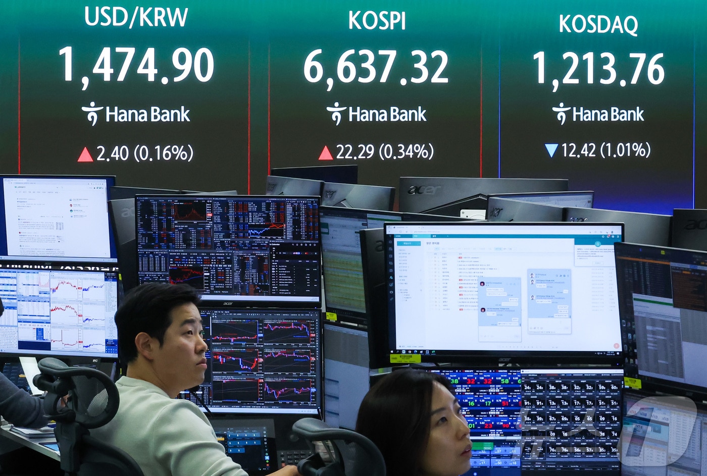 코스피가 상승 출발하며 장중 최고치를 다시 경신한 28일 서울 하나은행 본점 딜링룸 전광판에 코스피와 코스닥 지수 등이 표시돼 있다. 2026.4.28 ⓒ 뉴스1 이종수 인턴기자
