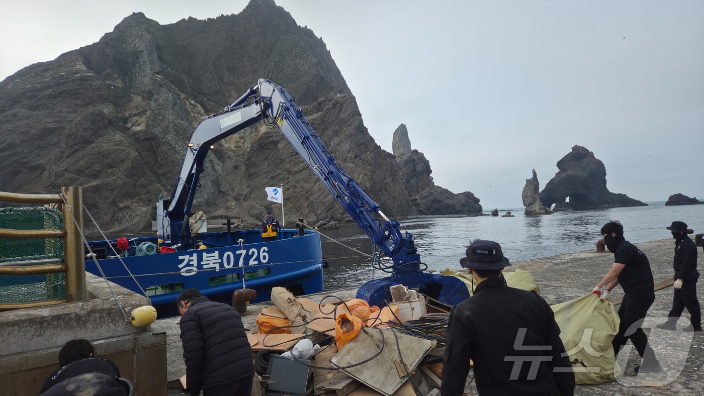 경북은 28일 독도와 울릉도 해역 해양환경 보전을 위해 해양환경정화선 ‘경북0726호’를 긴급 투입해 해양쓰레기 수거에 나섰다. /뉴스1