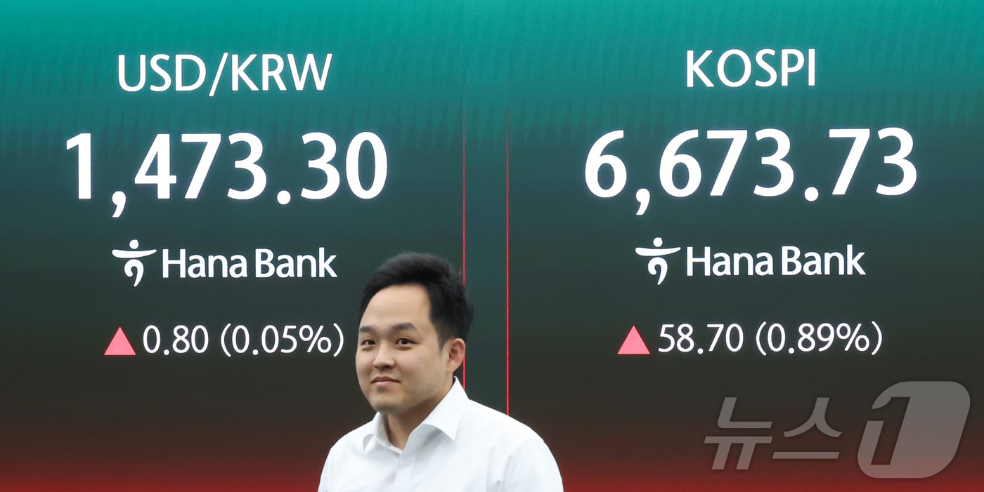 코스피가 상승 출발하며 장중 최고치를 다시 경신한 28일 서울 하나은행 본점 딜링룸 전광판에 코스피 지수 등이 표시돼 있다. 2026.4.28 ⓒ 뉴스1 이종수 인턴기자