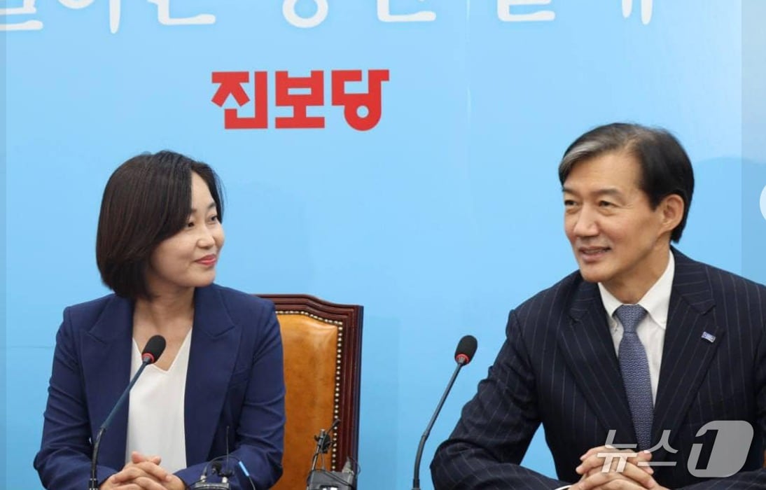  조국 조국혁신당 대표와 김재연 진보당 대표.  조 대표와 김 대표 모두 경기평택을 국회의원 재보궐 선거에 뛰어들었다. (사진=진보당 제공) ⓒ 뉴스1 