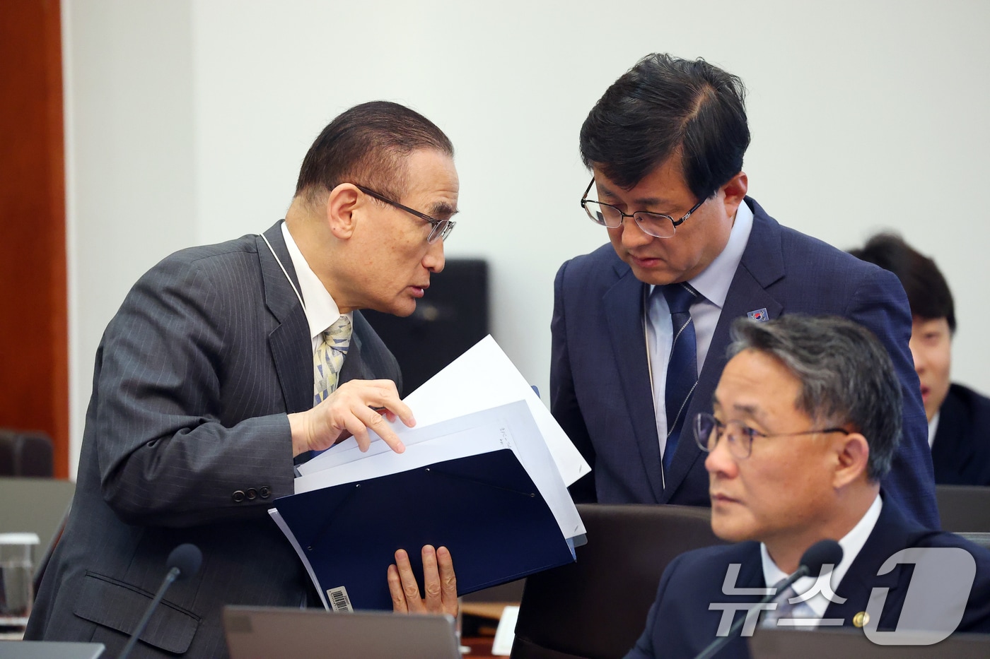 김성환 기후에너지환경부 장관(오른쪽)과 위성락 국가안보실장이 28일 청와대에서 열린 제18회 국무회의 겸 제6차 비상경제점검회의에서대화를 하고 있다. 2026.4.28 ⓒ 뉴스1 허경 기자