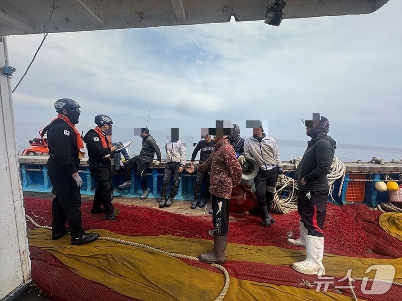 군산해경이 27일 오후 2시 10분께 군산시 옥도면 직도 인근 해상에서 승선원을 허위로 신고한 어선 A 호를 검문하고 있다.(군산해경 제공. 재판매 및 DB금지)