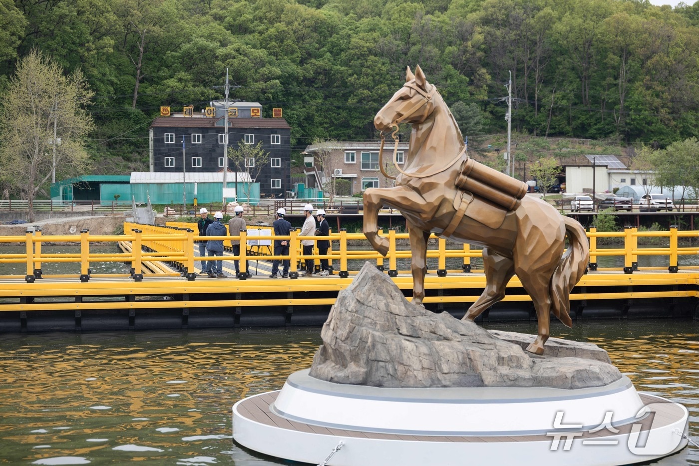28일 연천군 관계자들이 다음 달 2일 임시 개통하는 '백학호수 부잔교'에 대한 현장 안전점검을 벌이고 있다. (연천군 제공, 재판매 및 DB금지)