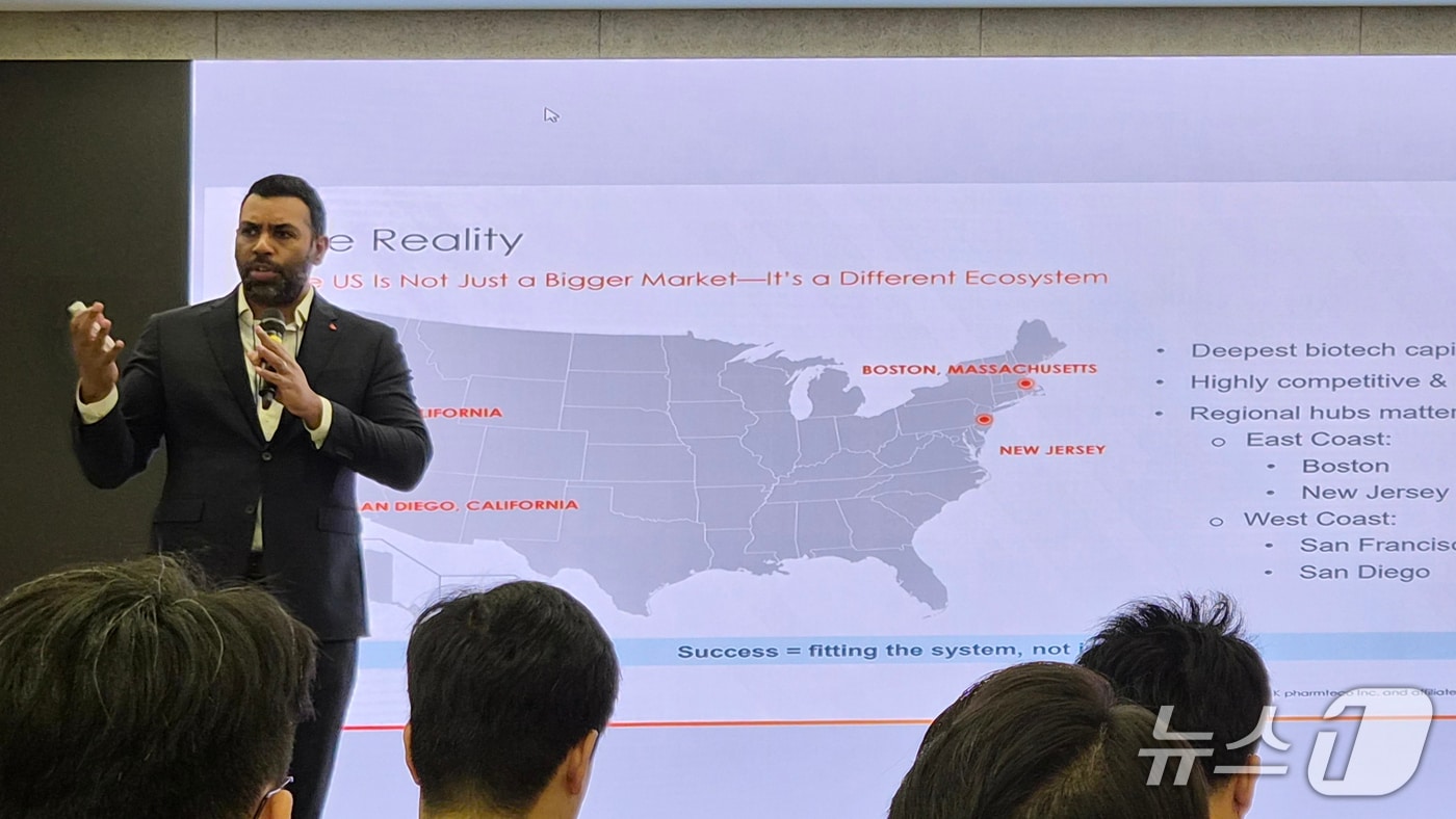 28일 인천스타트업파크에서 열린 '2026 바이오 분야 글로벌 오픈이노베이션 네트워킹'에서 아비 난디 SK 팜테코 총괄이 전략 공유 세션에서 발표하고 있다.(연구개발특구진흥재단 제공) /뉴스1