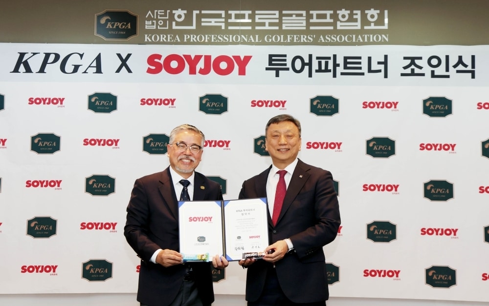 소이조이 투어파트너 조인식에 참석한 김원섭 KPGT 대표이사(왼쪽)와 문성호 한국오츠카제약 대표이사(KPGA 제공)
