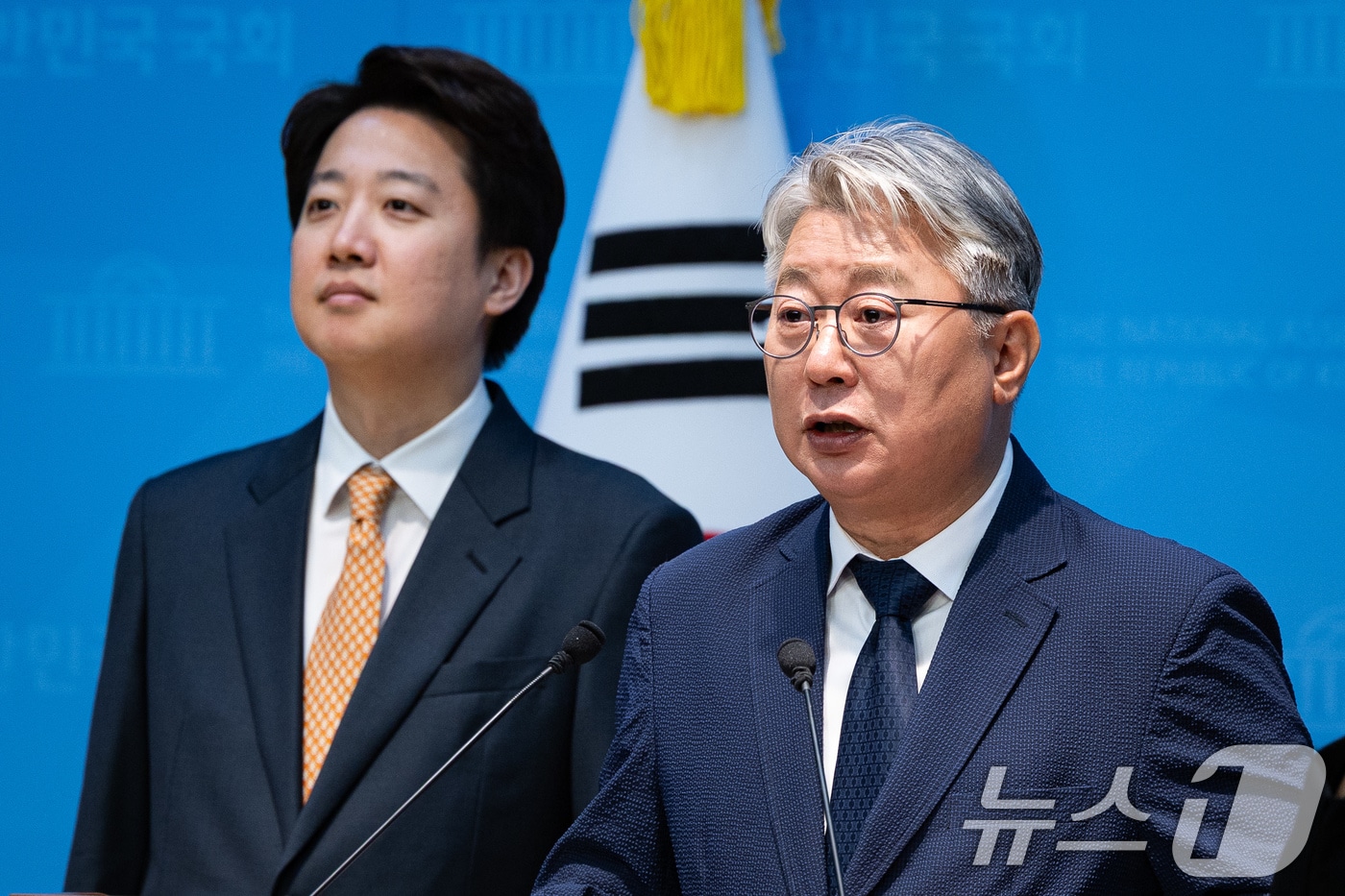 지난 4월 28일 조응천 전 개혁신당 최고위원이 서울 여의도 국회 소통관에서 6·3 지방선거 경기도지사 선거 출마선언 기자회견을 하고 있다. 왼쪽은 이준석 개혁신당 대표. 2026.4.28 ⓒ 뉴스1 유승관 기자