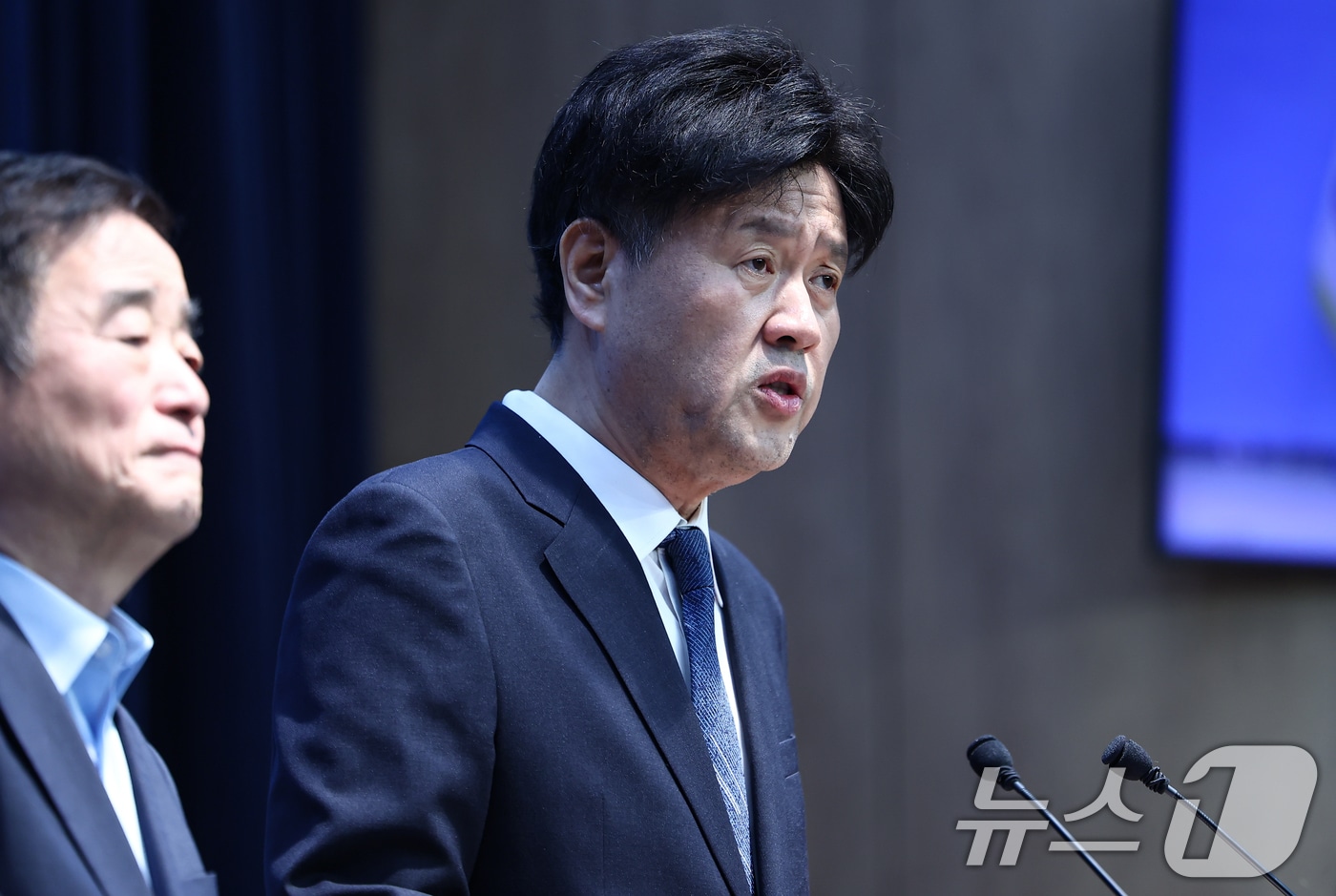 김용 전 민주연구원 부원장이 28일 서울 여의도 국회 소통관에서 당의 공천배제 결정에 대한 승복 입장을 밝히고 있다. 왼쪽은 김 전 부원장의 공천을 요구했던 강득구 의원. 2026.4.28 ⓒ 뉴스1 김도우 기자