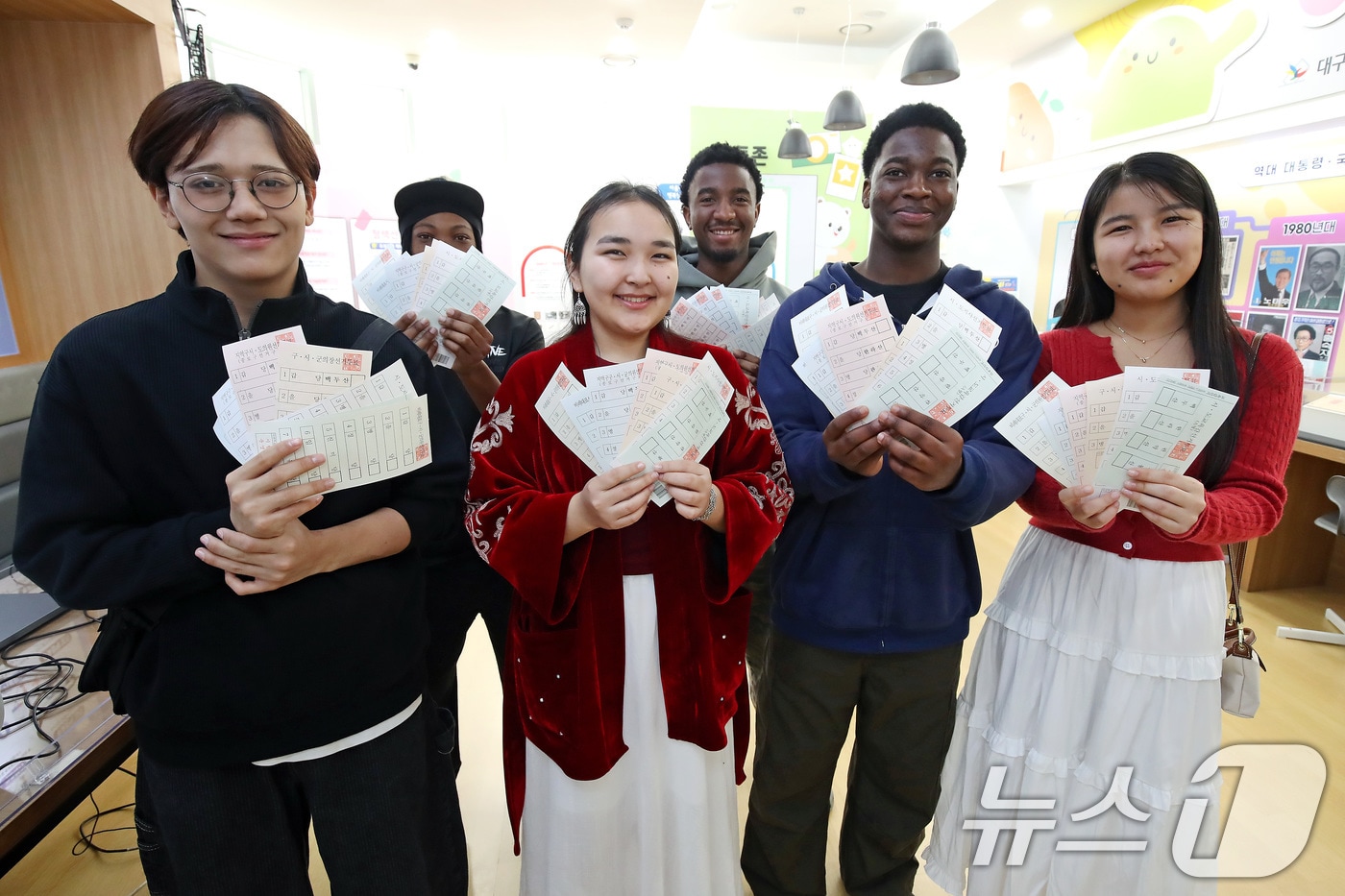 28일 대구 서구 대구청소년문화의집 꼼지락발전소 내 대구시선거관리위원회 선거홍보관에서 영남이공대 외국인 유학생들이 대한민국 지방선거 투표 체험을 하고 있다. 2026.4.28 ⓒ 뉴스1 공정식 기자