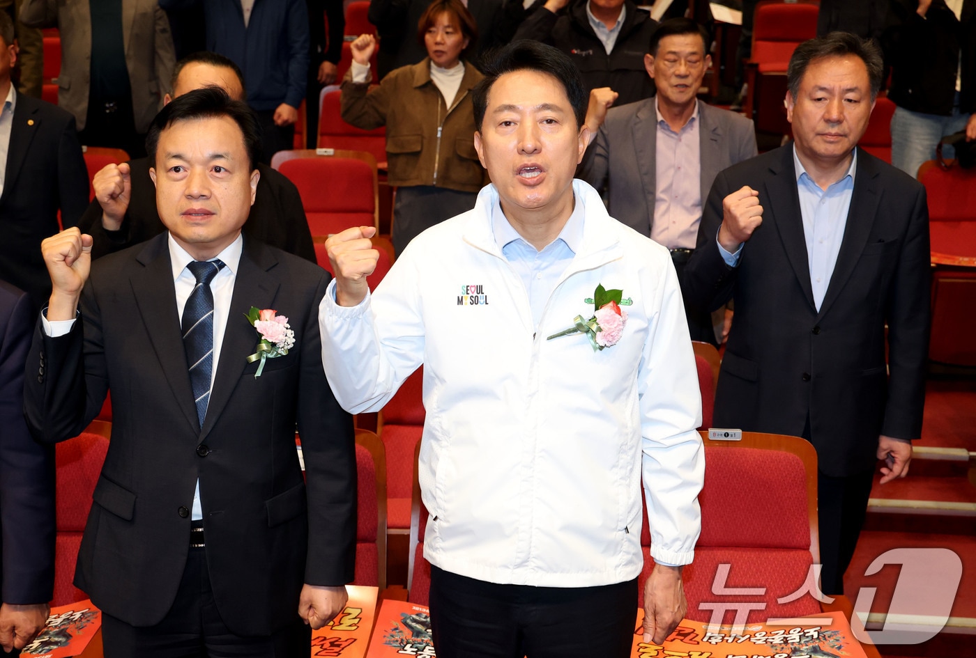 오세훈 국민의힘 서울시장 후보가 28일 오후 서울 영등포아트홀에서 열린 한국노총 서울지역본부 제136주년 세계노동절 기념식 및 서울지역 노동문화제에 참석해 임을 위한 행진곡을 부르고 있다. 2026.4.28 ⓒ 뉴스1 이광호 기자