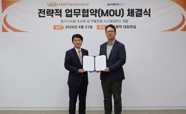 장기지속형 주사제 및 약물전달 시스템 개발을 위한 업무협약 체결식에서 박재형 HLB제약 대표이사(왼쪽)와 멥스젠 김용태 대표이사가 기념촬영을 하고 있다. (HLB제약 제공)