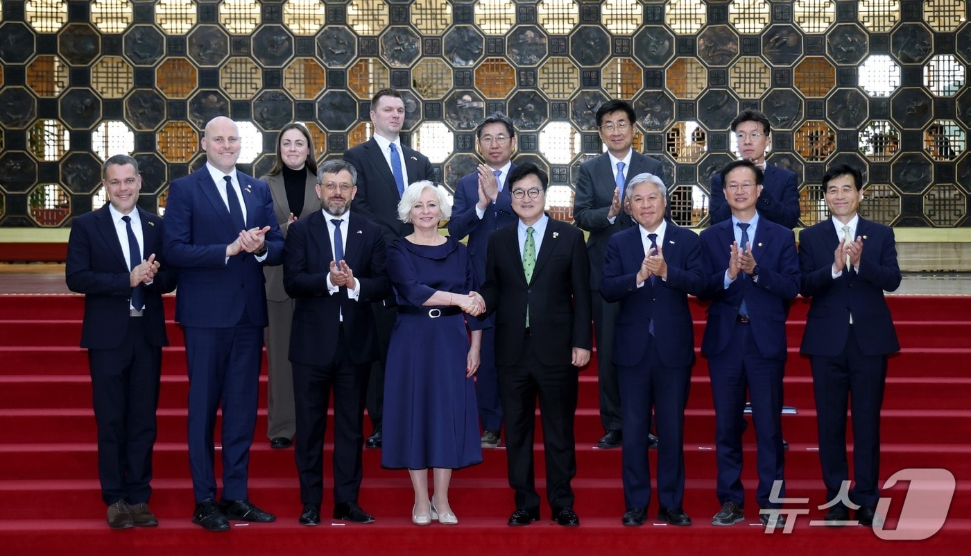 우원식 국회의장과 다이가 미에리냐 라트비아 국회의장이 28일 서울 여의도 국회에서 만나 양국 관계 발전 방안 등에 대해 논의했다. (국회 제공)