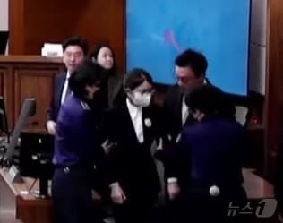 김건희 여사가 지난 4월 28일 오후 서울 서초구 서울고등법원에서 열린 자본시장과 금융투자업에 관한 법률 위반, 정치자금법 위반, 특정범죄 가중처벌 등에 관한 법률 위반 혐의 2심 선고 공판에서 선고를 받고 퇴정하고 있다. 김 여사에 대한 대법원 판단이 오는 10월 28일까지 이뤄지지 않을 경우 구속만료로 석방된다. (서울고등법원 제공. 재판매 및 DB 금지) 2026.4.28 ⓒ 뉴스1