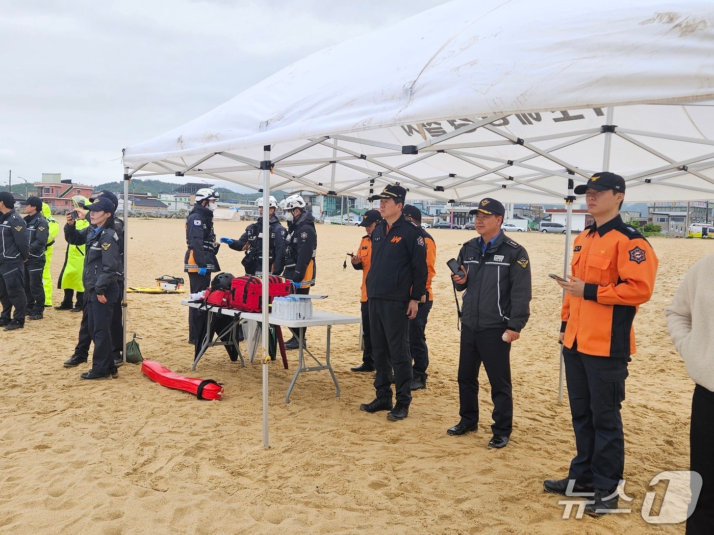 28일 강원 속초시 청호해변에서 열린 속초해경-소방 합동 구조훈련.(속초해경 제공, 재판매 및 DB 금지) 2026.4.28/뉴스1