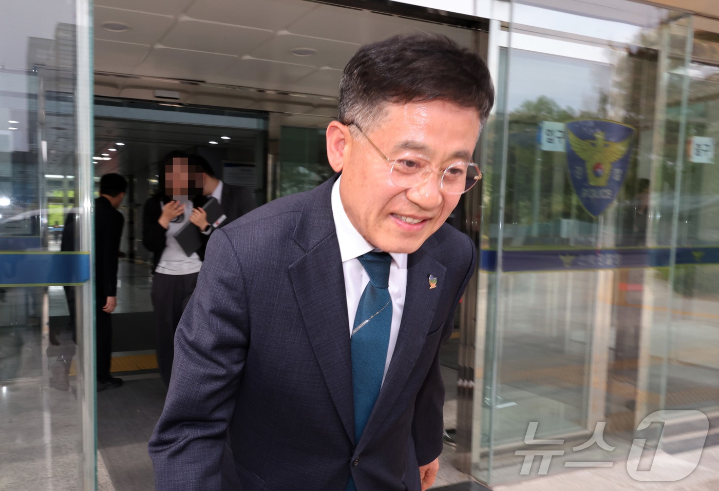 28일 오후 4시 50분께 정성주 전북 김제시장이 '시술비 대납 의혹'과 관련해 소환조사를 받고 전북경찰청을 나서고 있다. 2026.4.28 ⓒ 뉴스1 장수인 기자