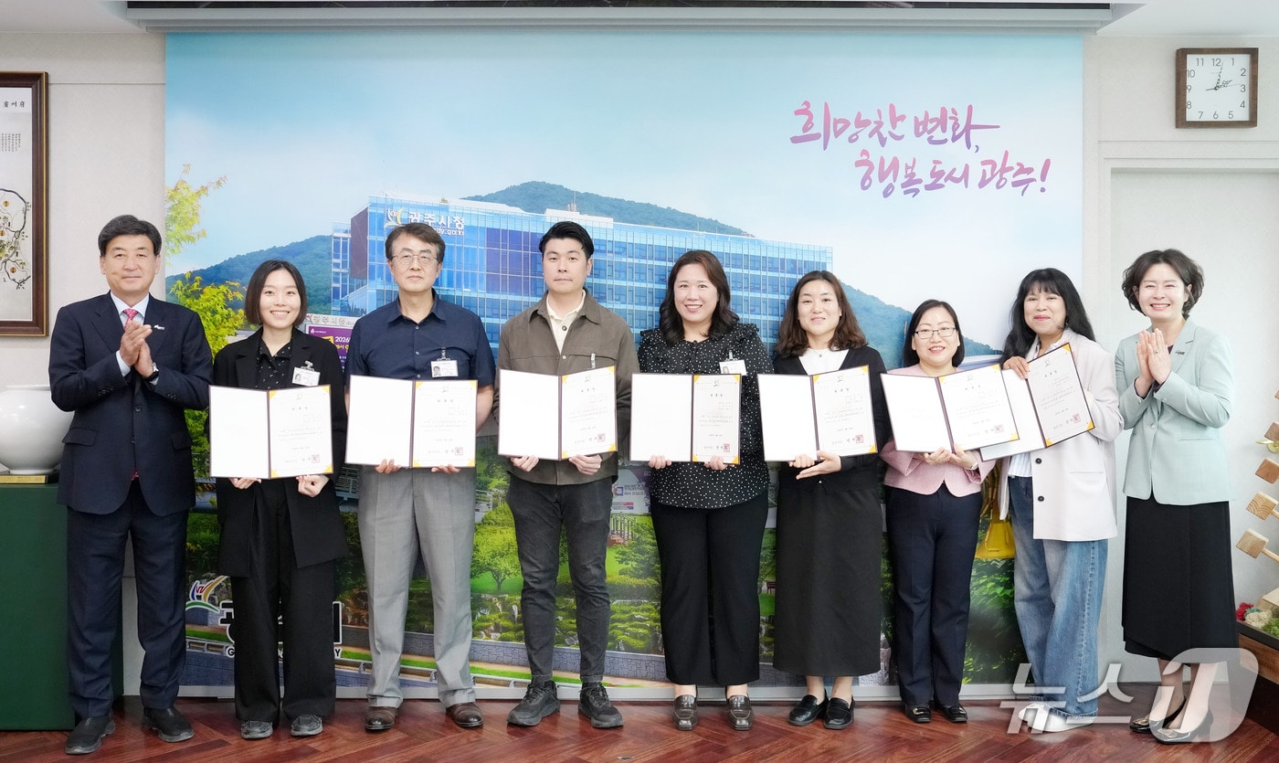 28일 광주시청 시장실에서 진행된 '명예 통역관 위촉식' 때 모습.(광주시 제공)