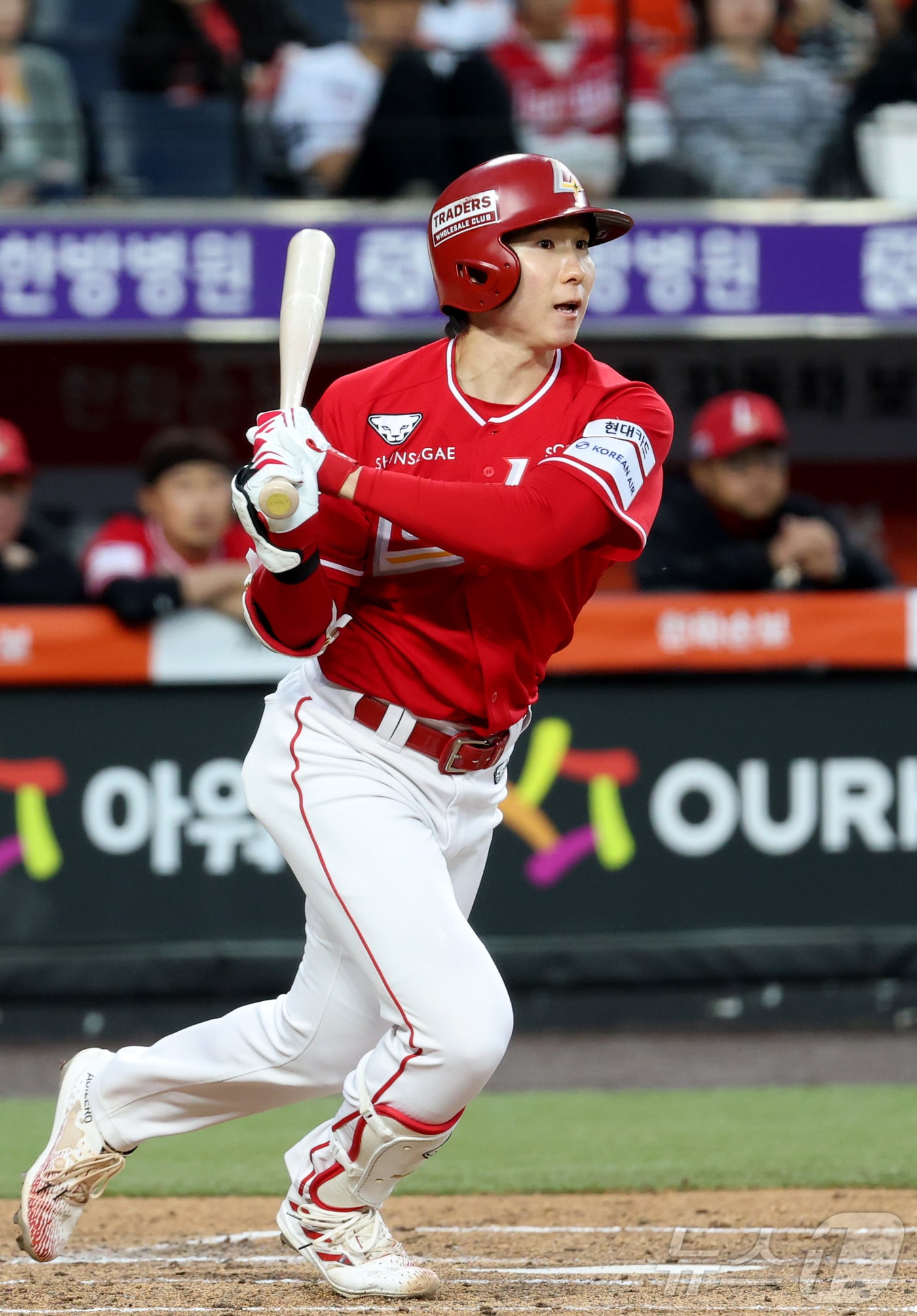 SSG 박성한, 개막 22경기 연속 안타로 MVP