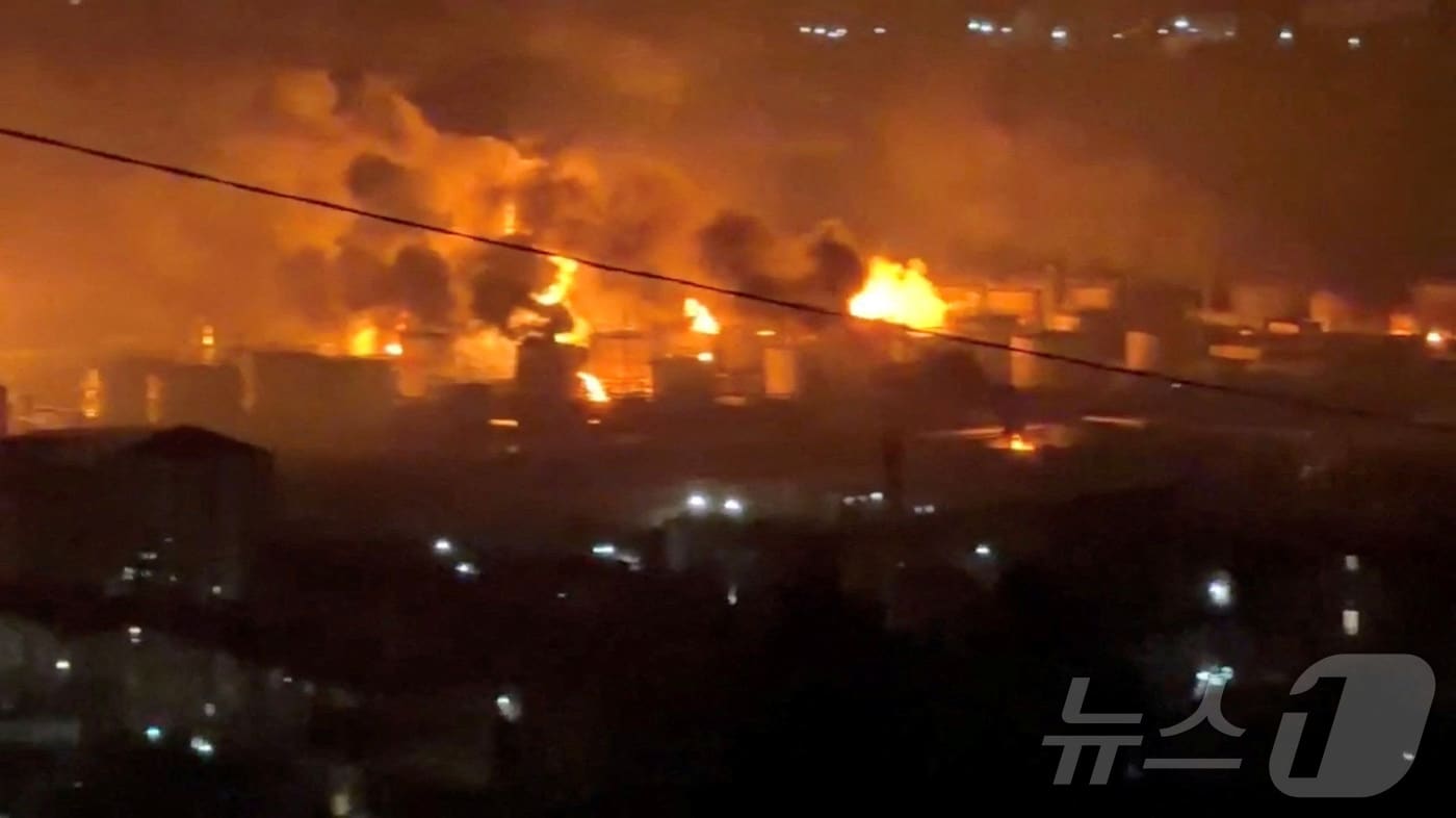 정유공장에서 불길이 치솟는 사진